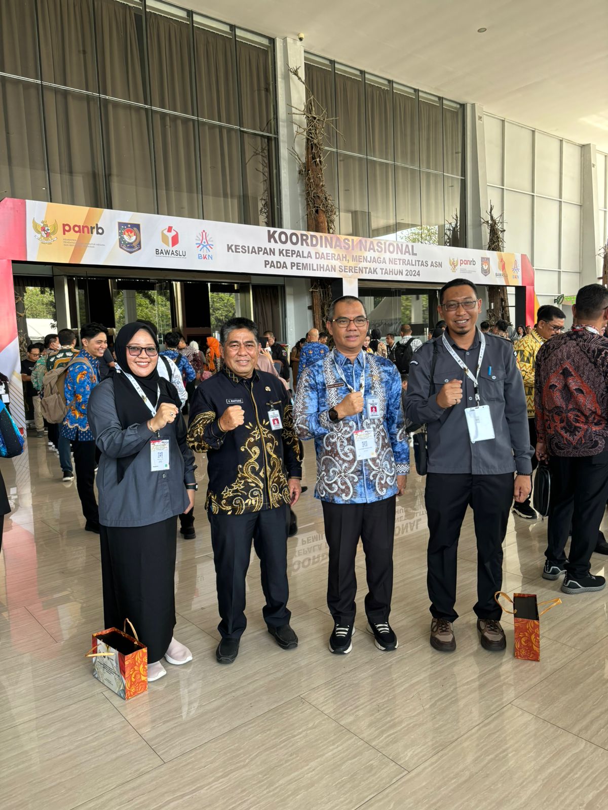 Foto bersama Bawaslu Batola dengan pemda Batola di sela kegiatan rakoornas netralitas asn di Jakarta 