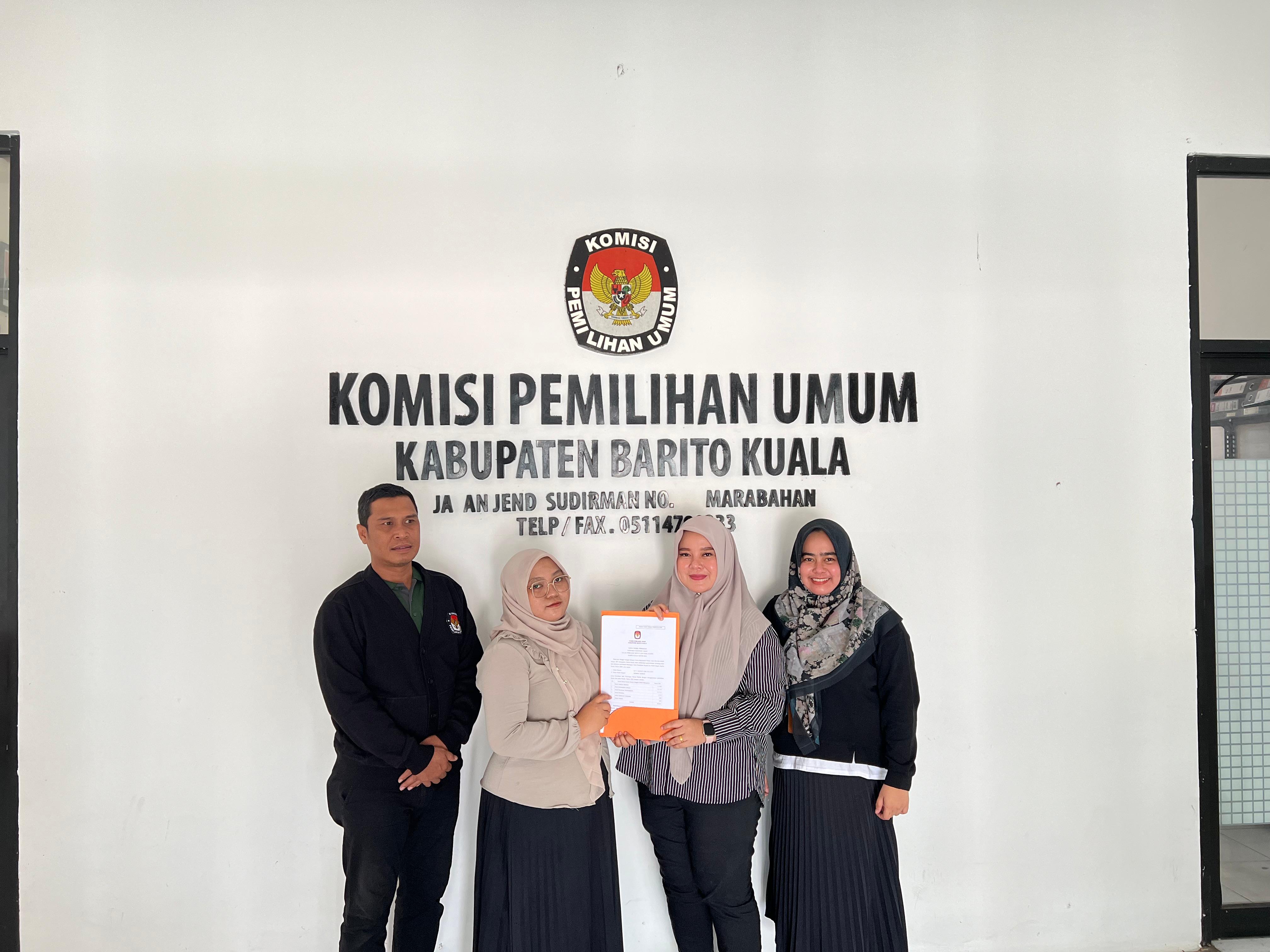 Foto penyerahan BA oleh LO Partai PPP dengan Komisioner KPU Kabupaten Barito Kuala