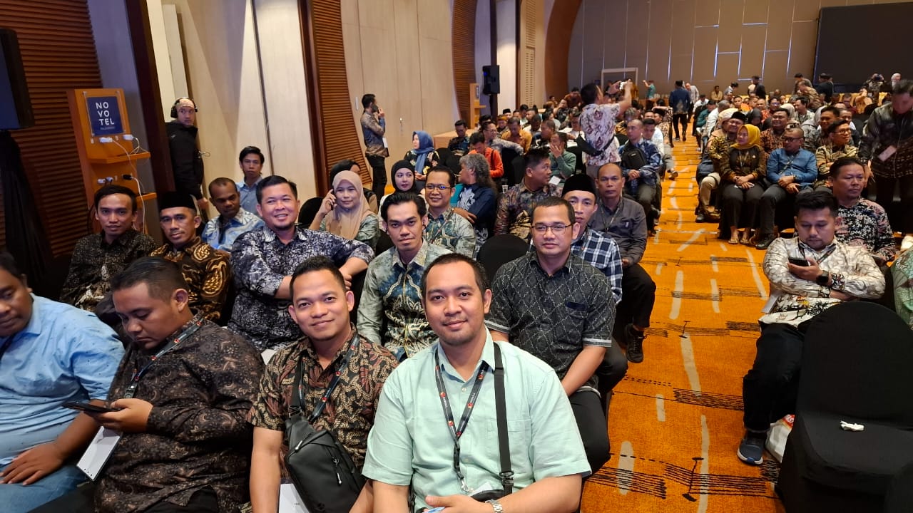 Foto bersama pada saat mengikuti materi kegiatan.