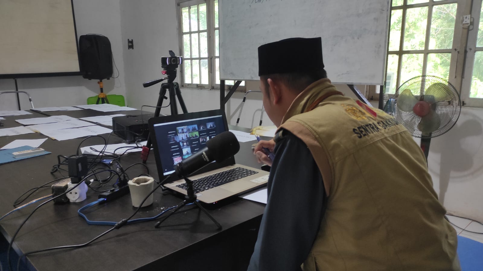 Ketua Bawaslu Batola saat memimpin rapat bersama Panwaslu Adhoc dalam persiapan ujian petik serentak dalam Pemilihan tahun 2024