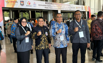 Foto bersama Bawaslu Batola dengan pemda Batola di sela kegiatan rakoornas netralitas asn di Jakarta 