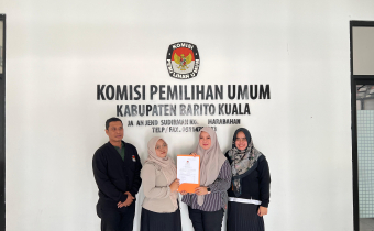 Foto penyerahan BA oleh LO Partai PPP dengan Komisioner KPU Kabupaten Barito Kuala